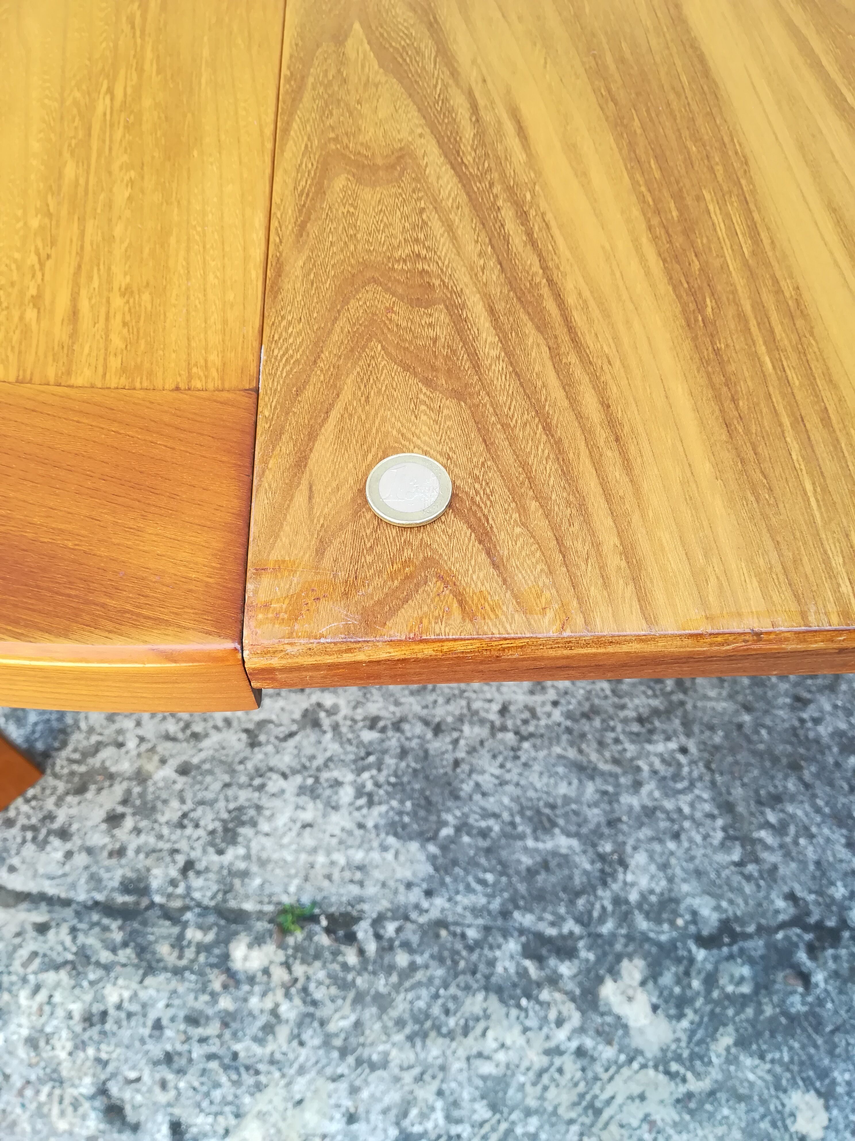 House Regain elm table with two extensions