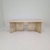 Table basse robuste en travertin italien avec deux pieds à trois pieds, années 1980