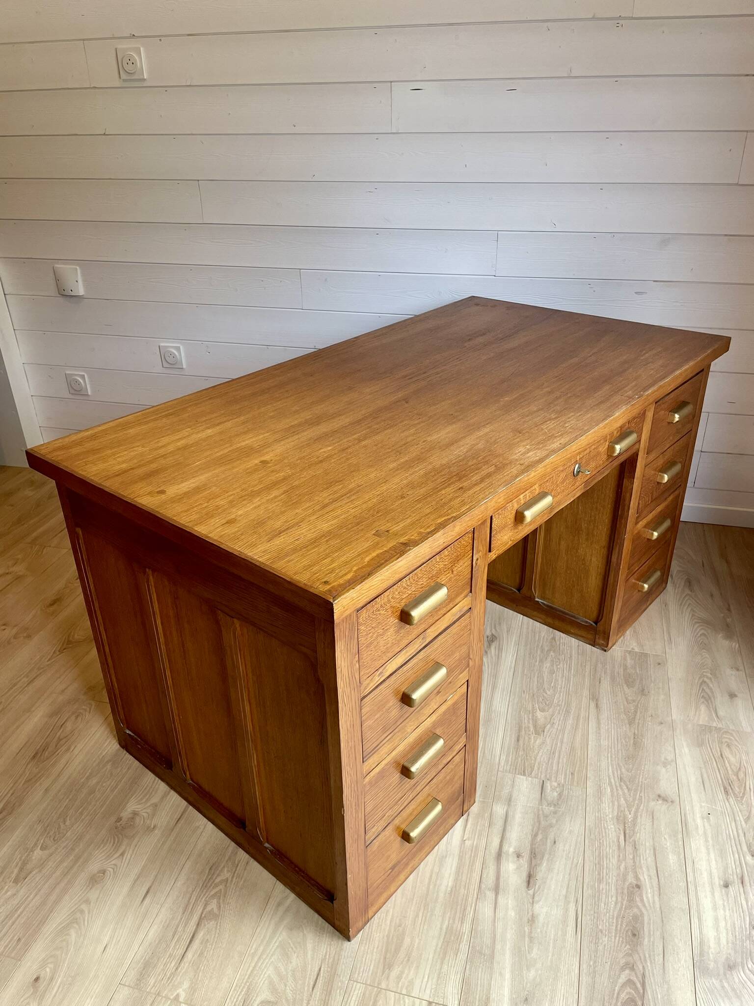 Bureau de ministre vintage double caisson en chêne – Milieu de pièce
