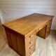 Bureau de ministre vintage double caisson en chêne – Milieu de pièce