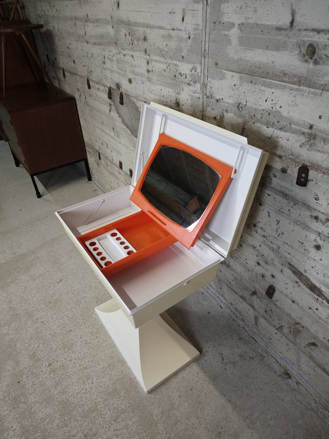 Flair dressing table for Prisunic