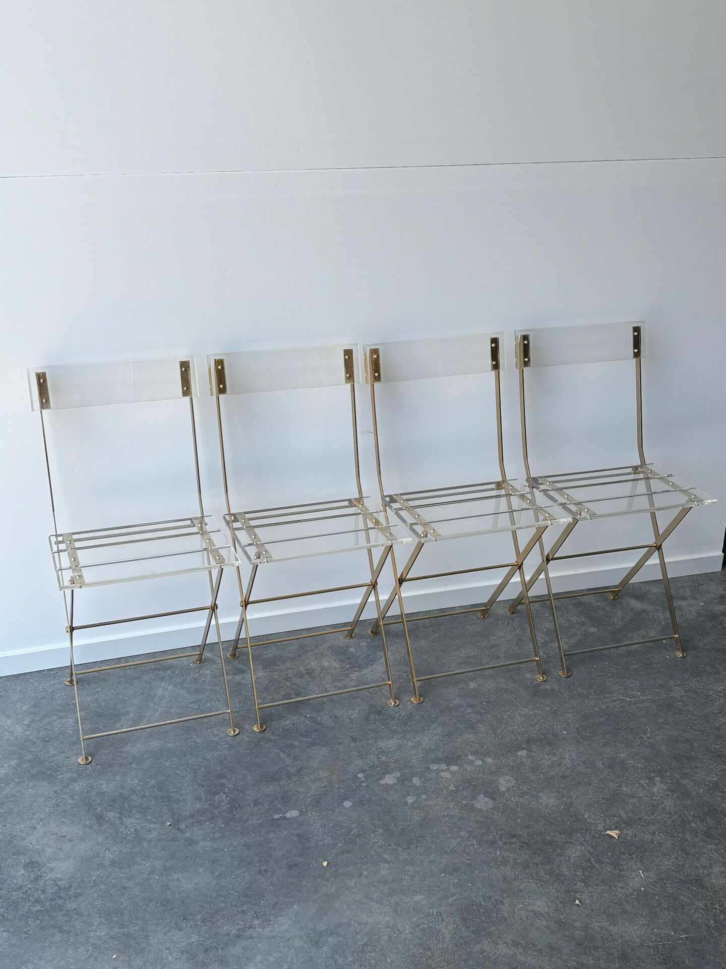 4 chaises pliantes « les invisibles » pour Marais international 1970