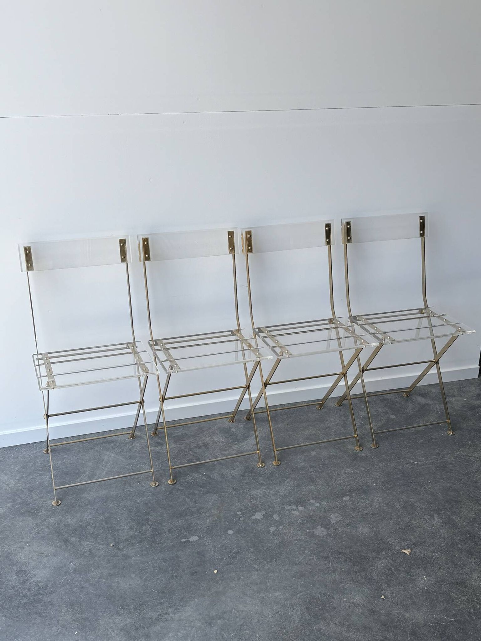4 chaises pliantes « les invisibles » pour Marais international 1970