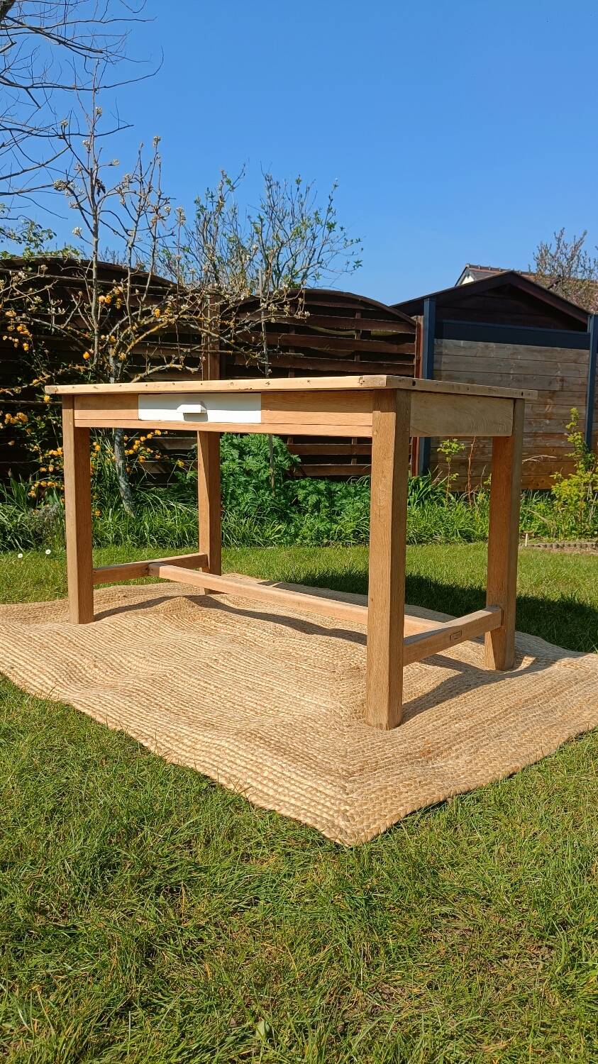 Old solid wood farmhouse table – chic country spirit