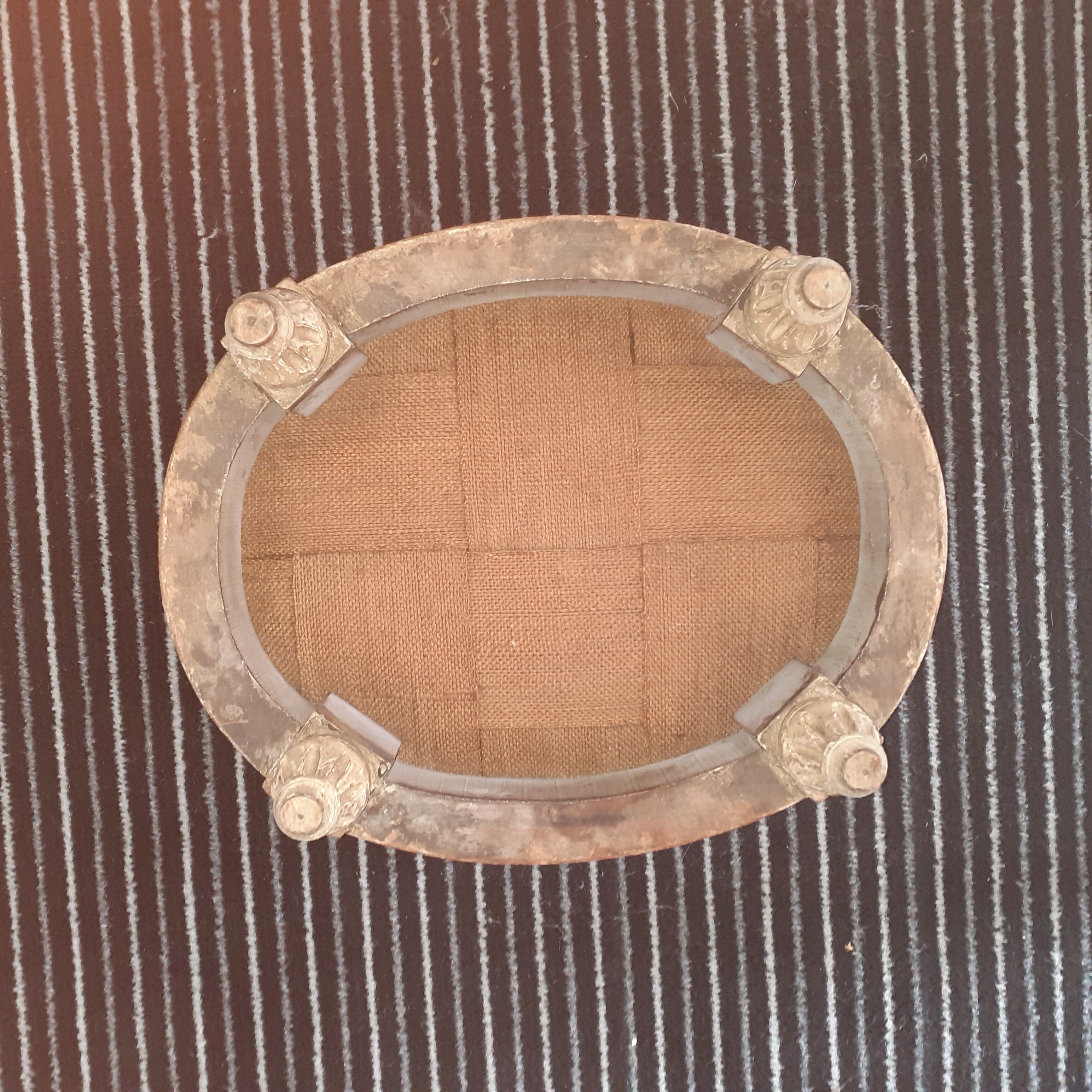 Rests old oval foot