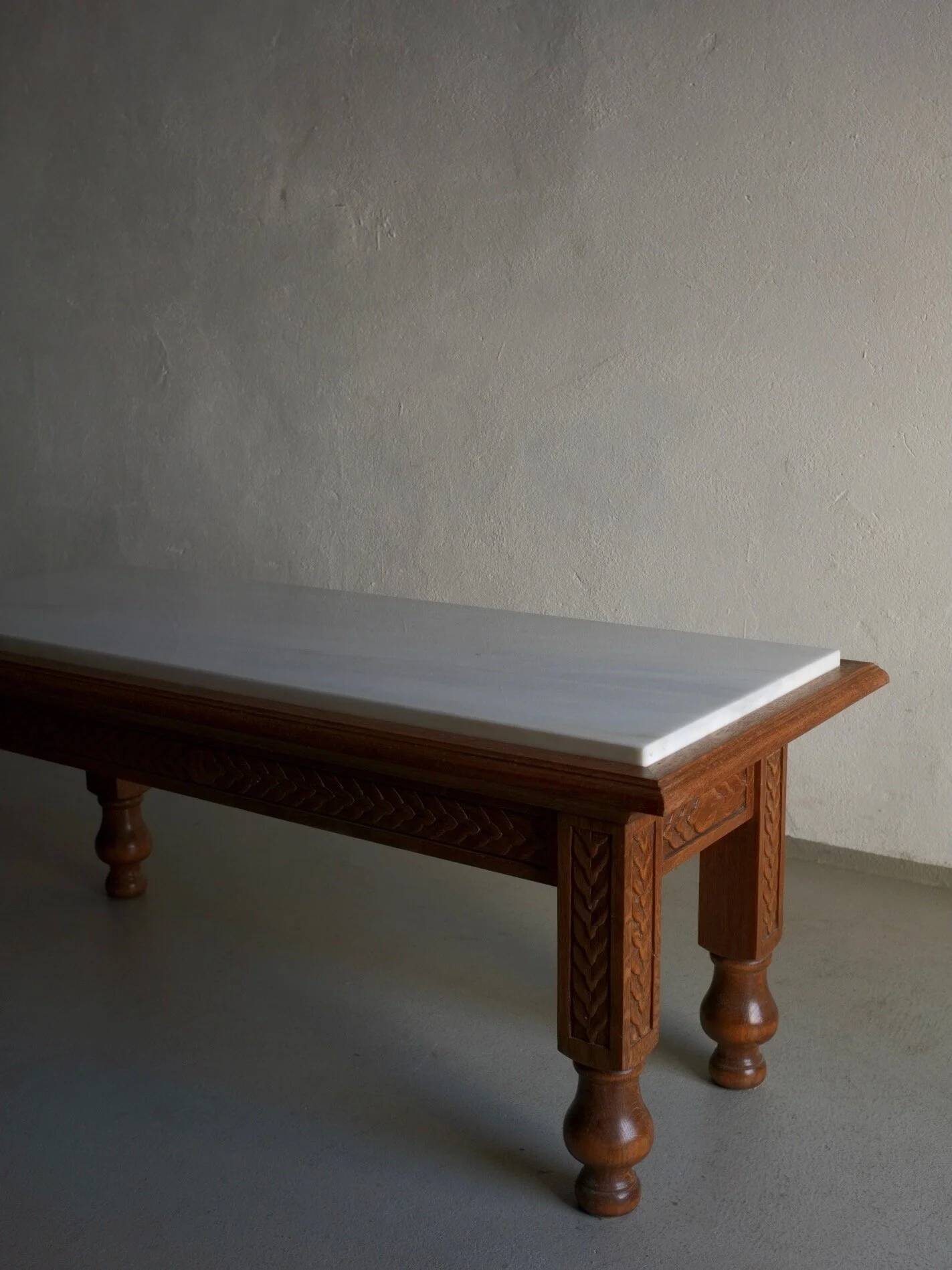 Table basse en chêne sculpté et marbre blanc