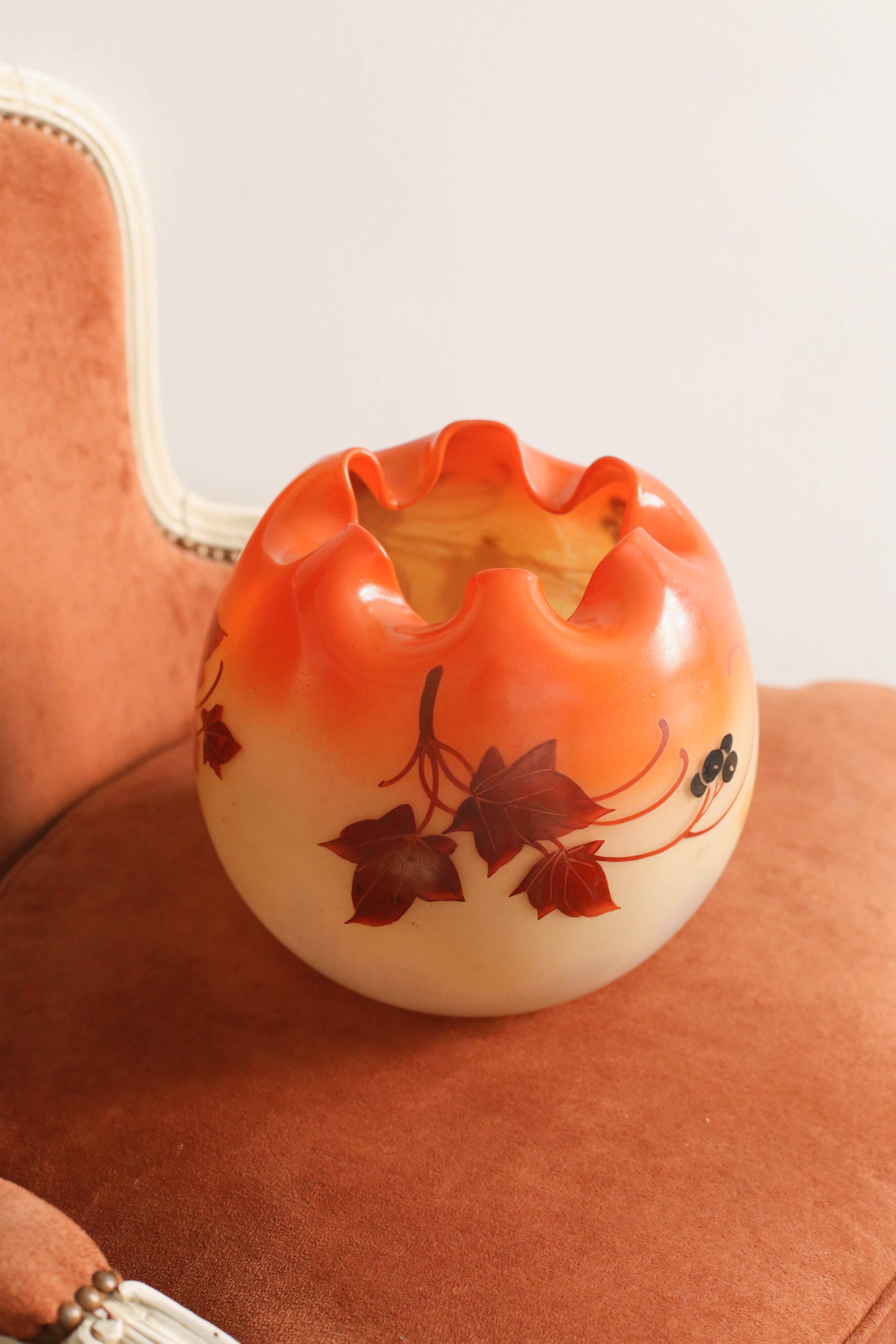 Legras vase boule jaune orangé à décor de vigne