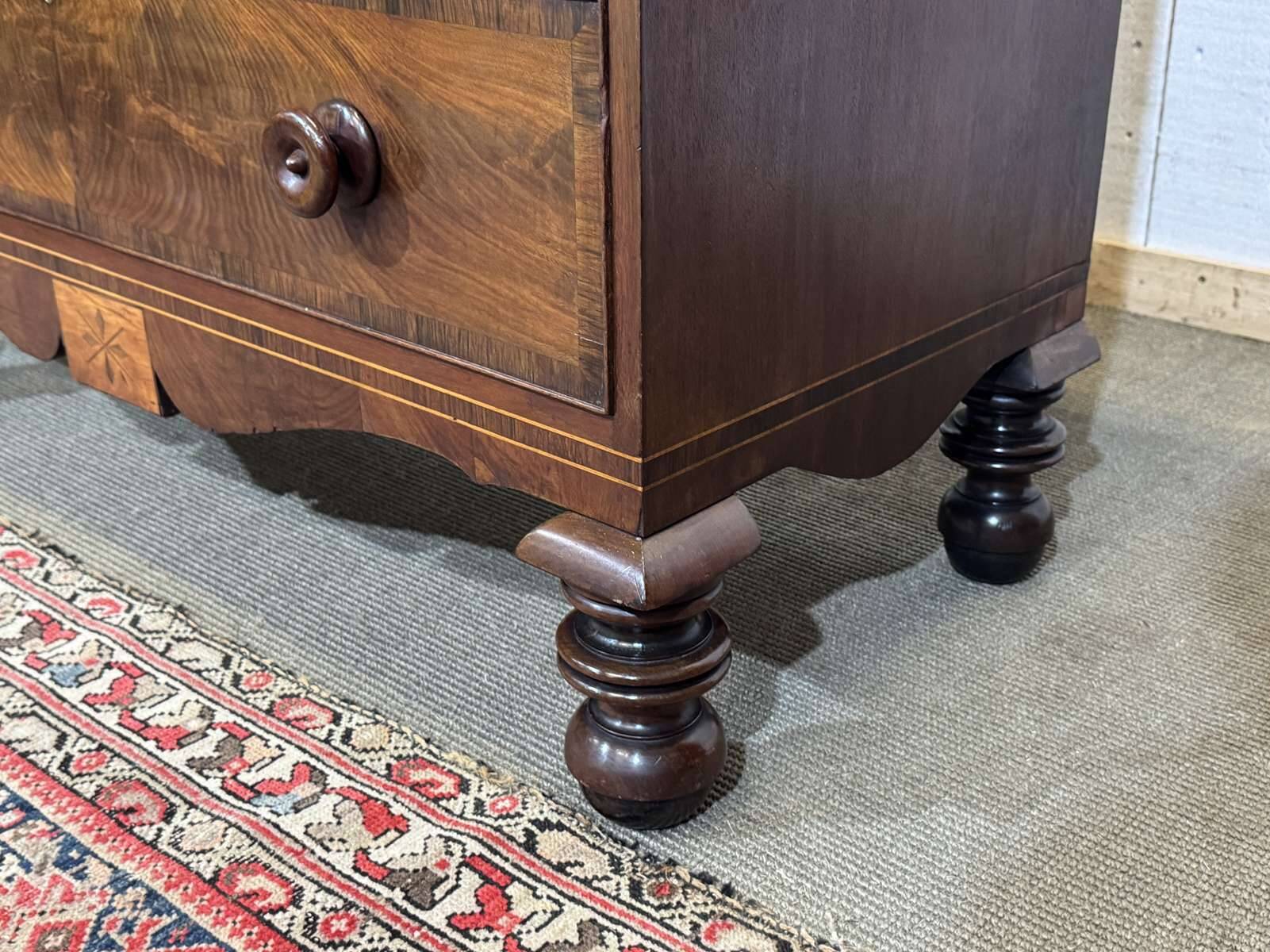 Victorian English commode from the 19th century in mahogany.