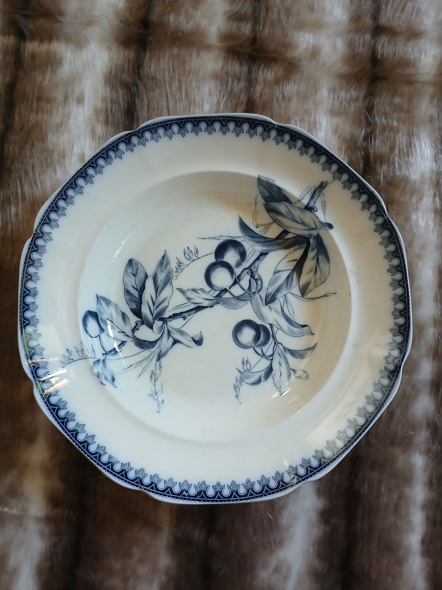 9 assiettes creuses anciennes dépareillées 