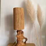 Lampe à poser style brutaliste, bois brut et corde