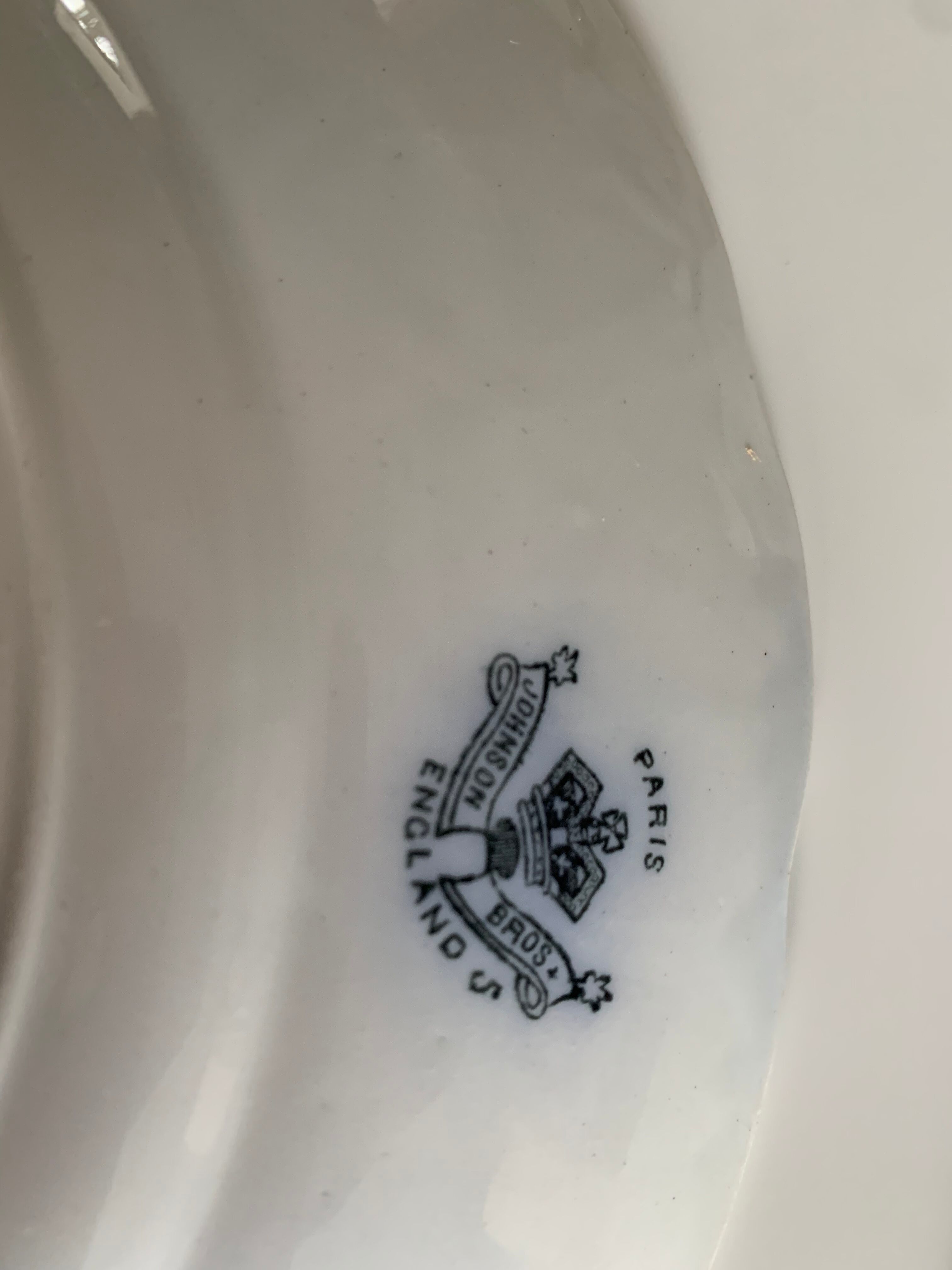 Set of seven flat plates in Johnson Bros English porcelain