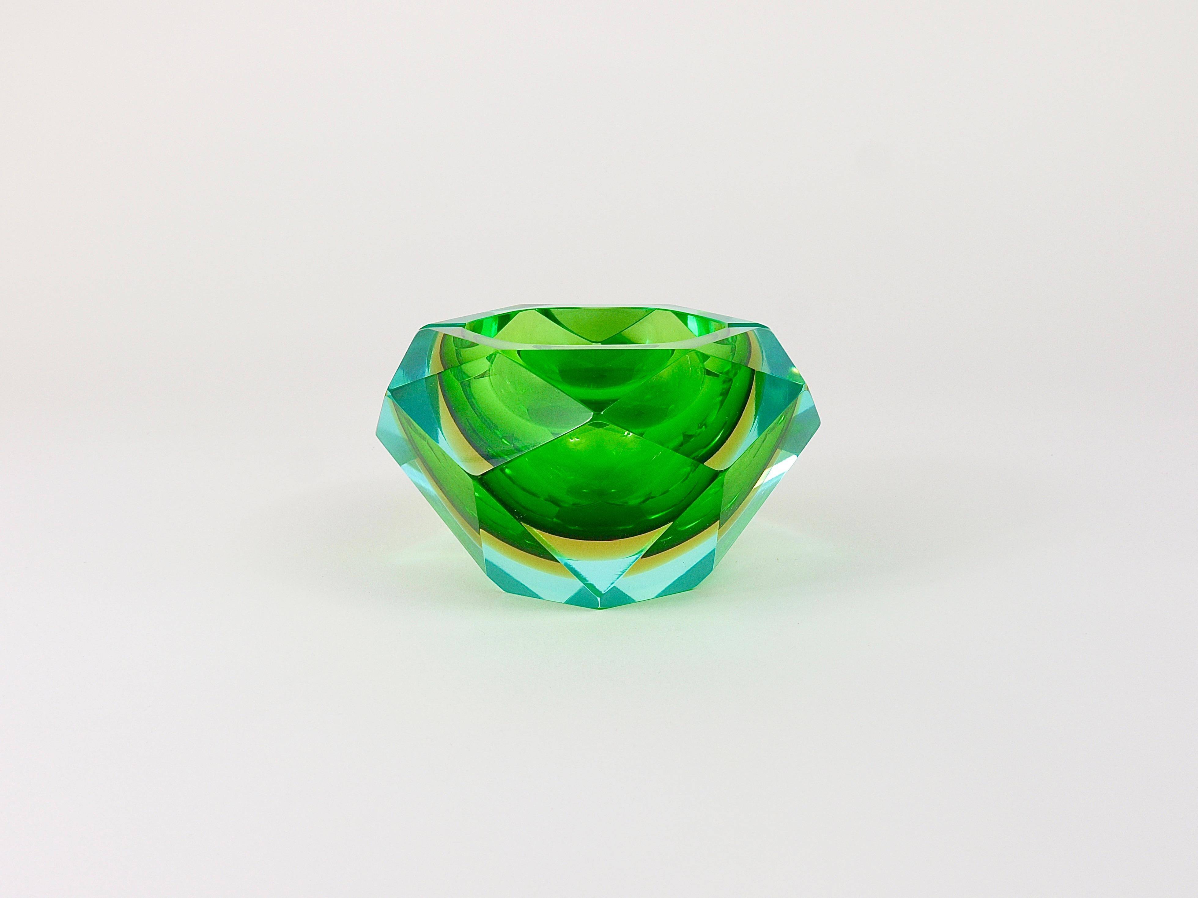 Faceted diamond ashtray in colour from the 1960s by Flavio Poli for Seguso, Murano, Italy.