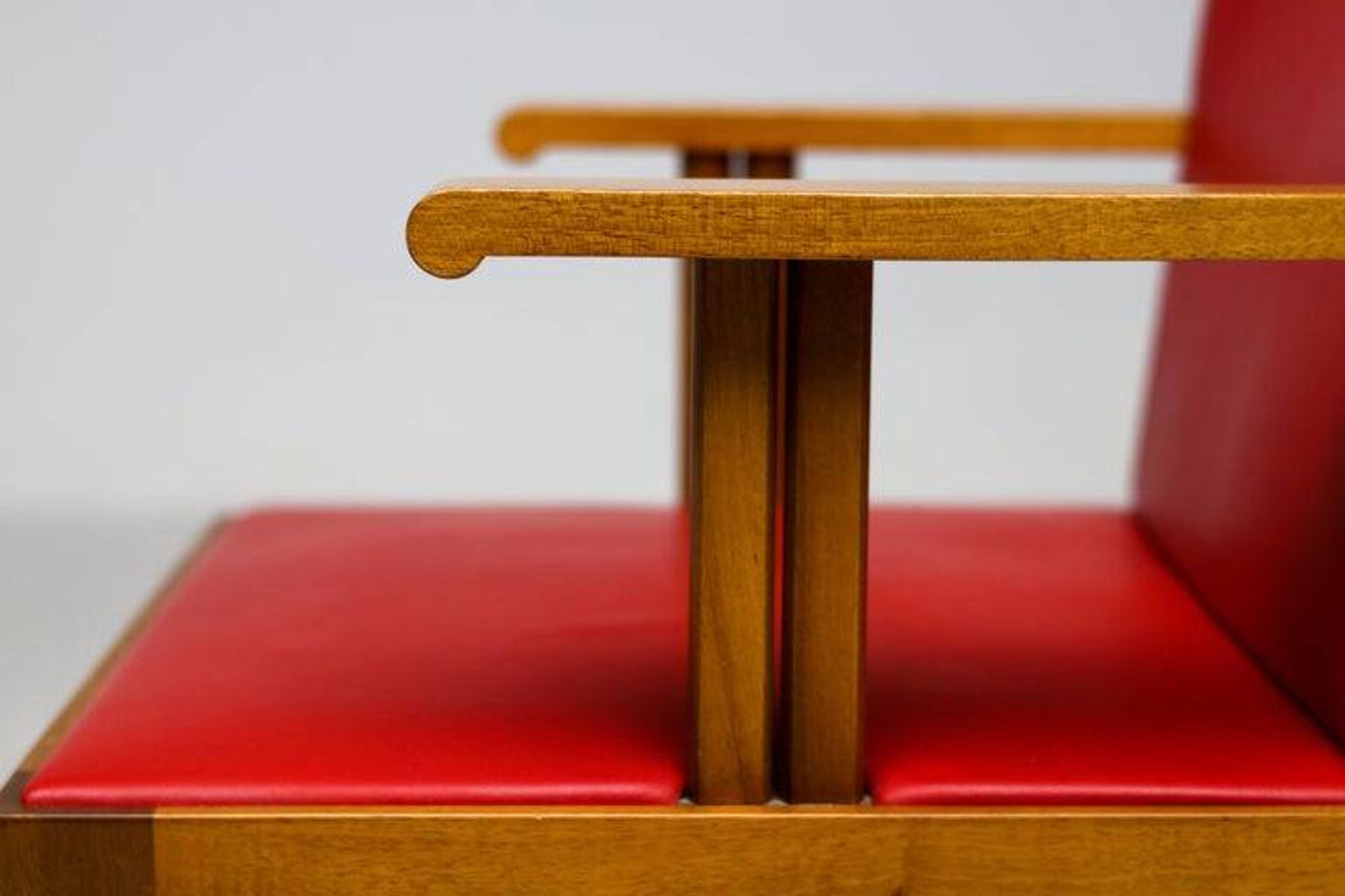 A masterpiece of Italian modernism: eleven Aldo Rossi red Teatro arm chairs