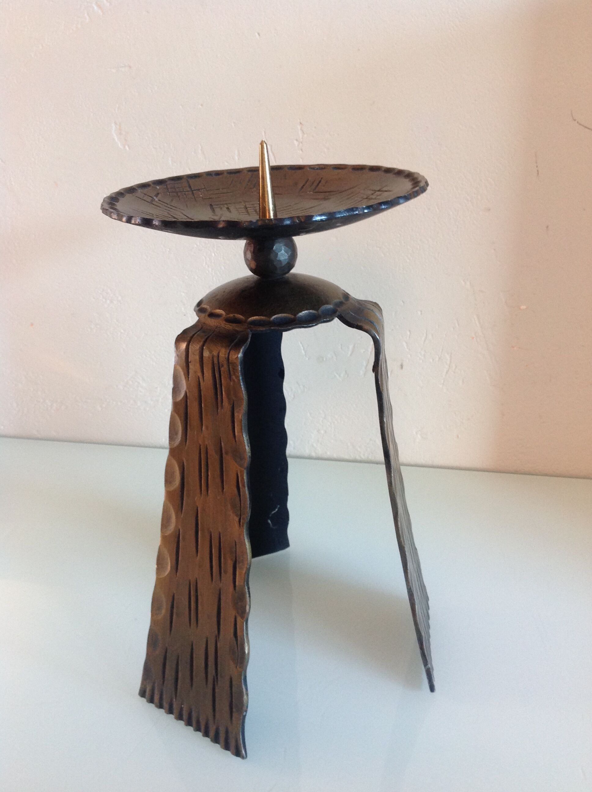 Brutalist candle holder tripod in golden metal / vintage 60s-70s