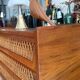 Commode en bois et rotin vintage pieds compas