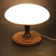 Lampe de table en laiton restaurée des années 1940 avec base en bois et abat-jour en verre