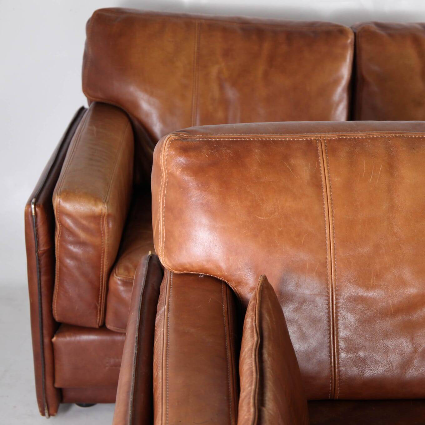 Paire de canapés cuir Roche Bobois