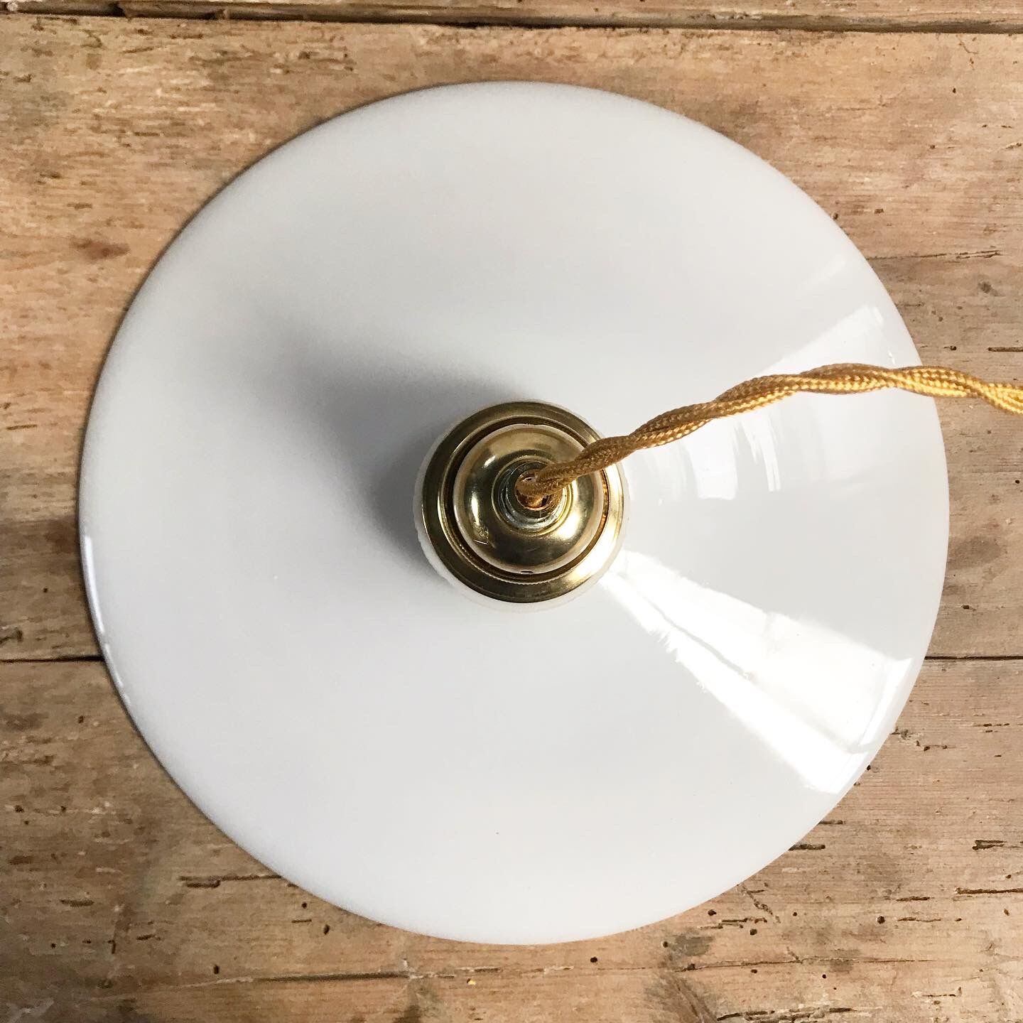 White opaline suspension