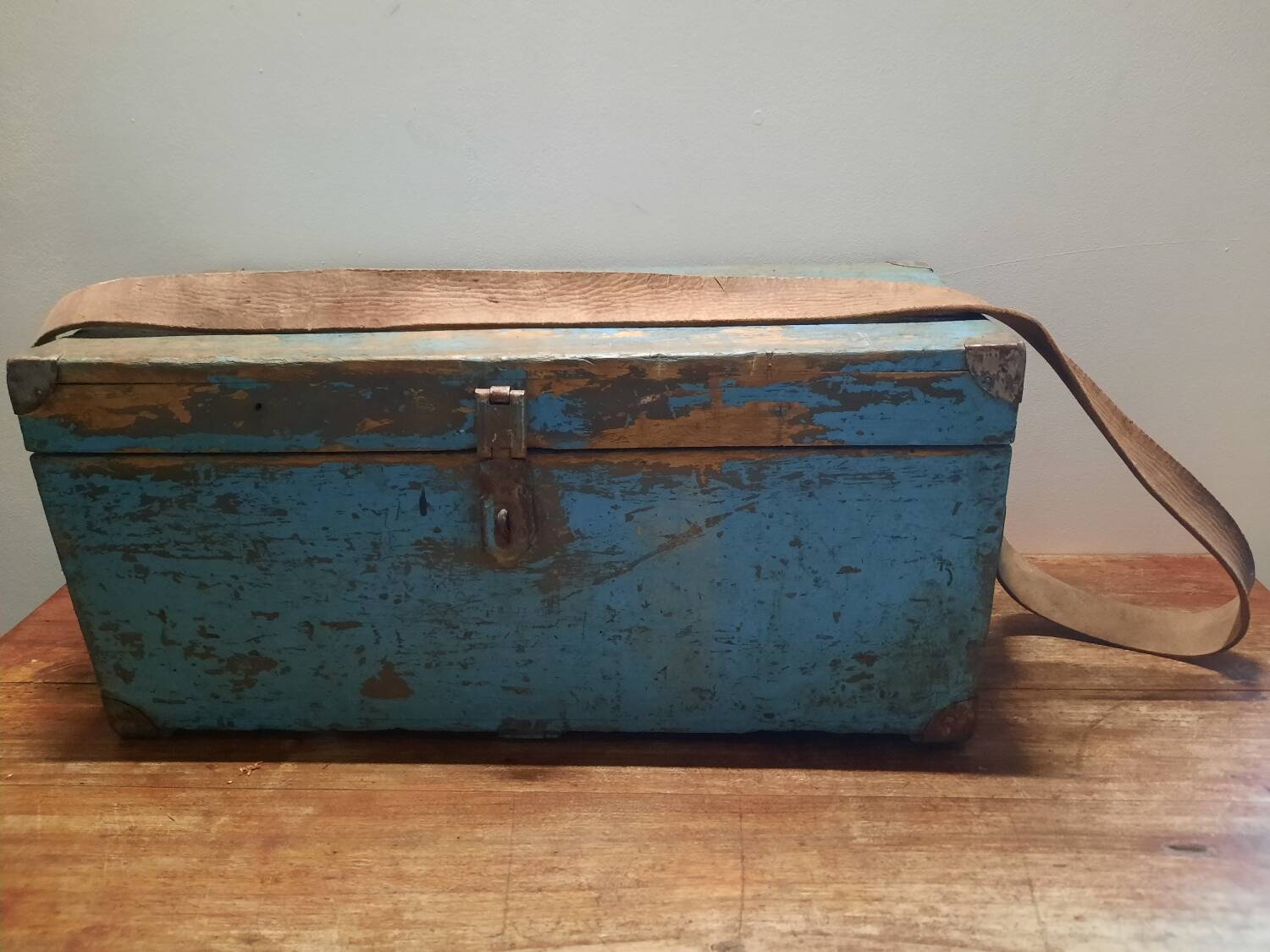 Malle ancienne en bois patinée bleue