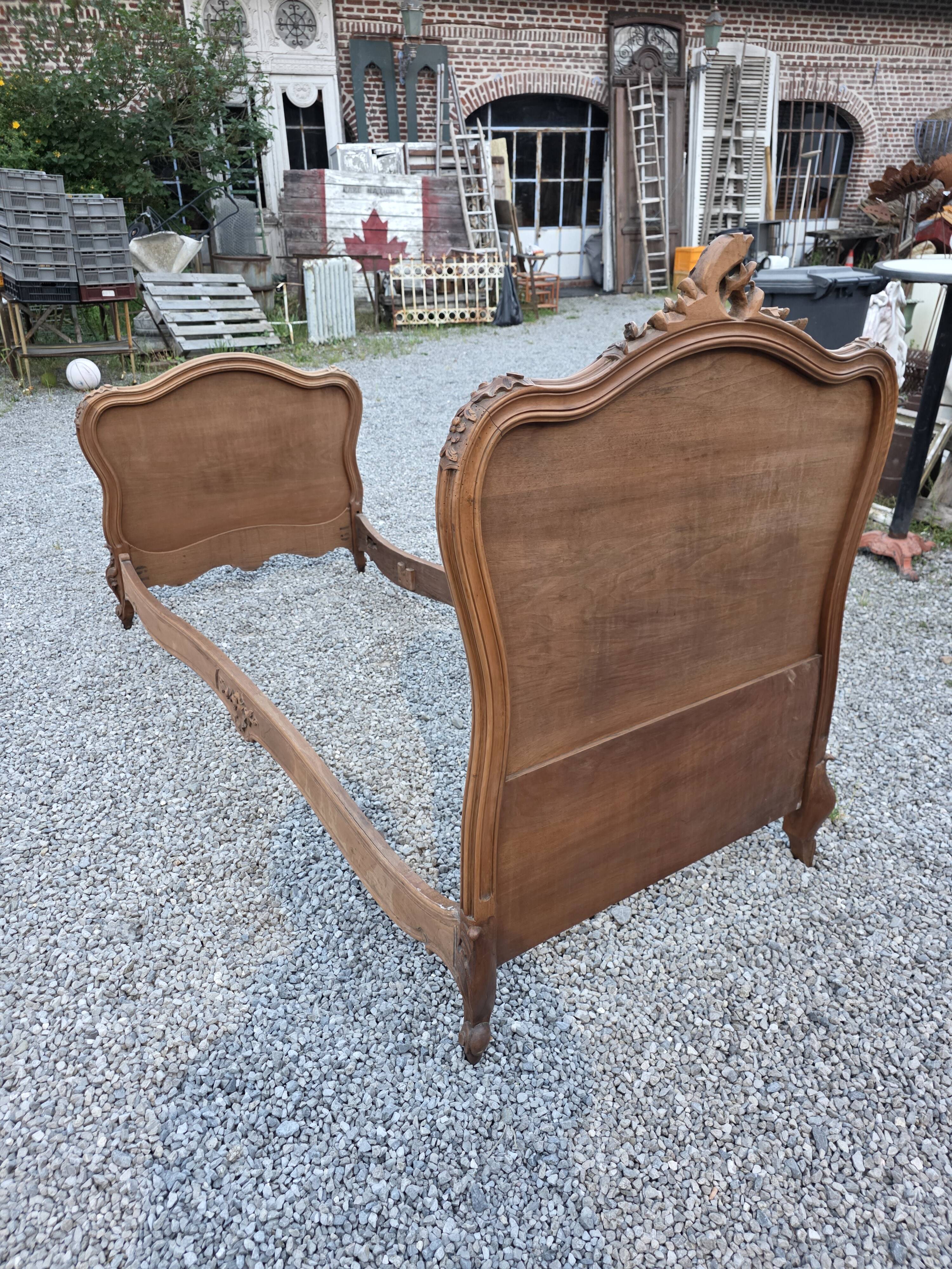 Lit style Louis XV en noyer (1 personne)