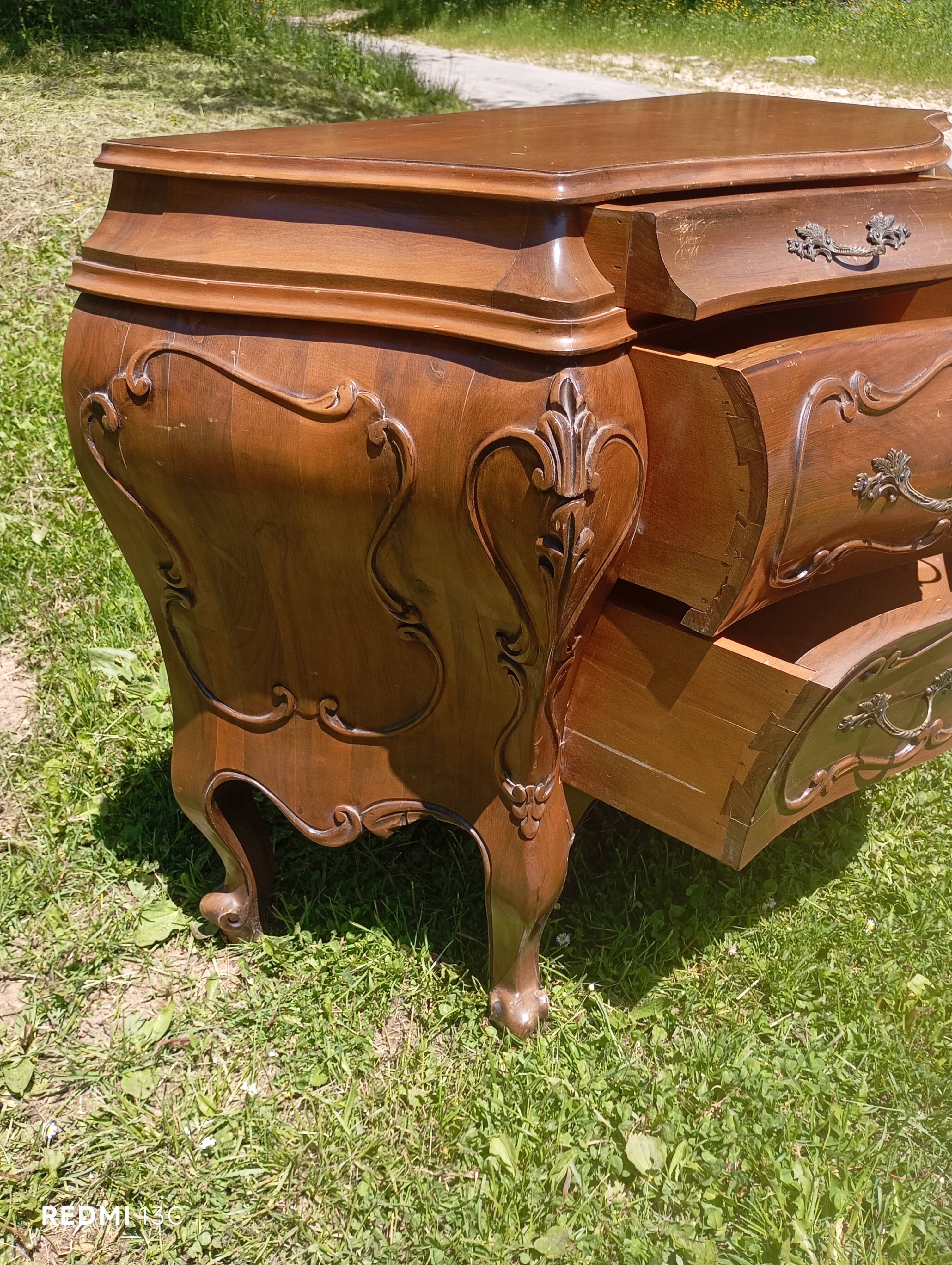 Tomb-shaped commode
