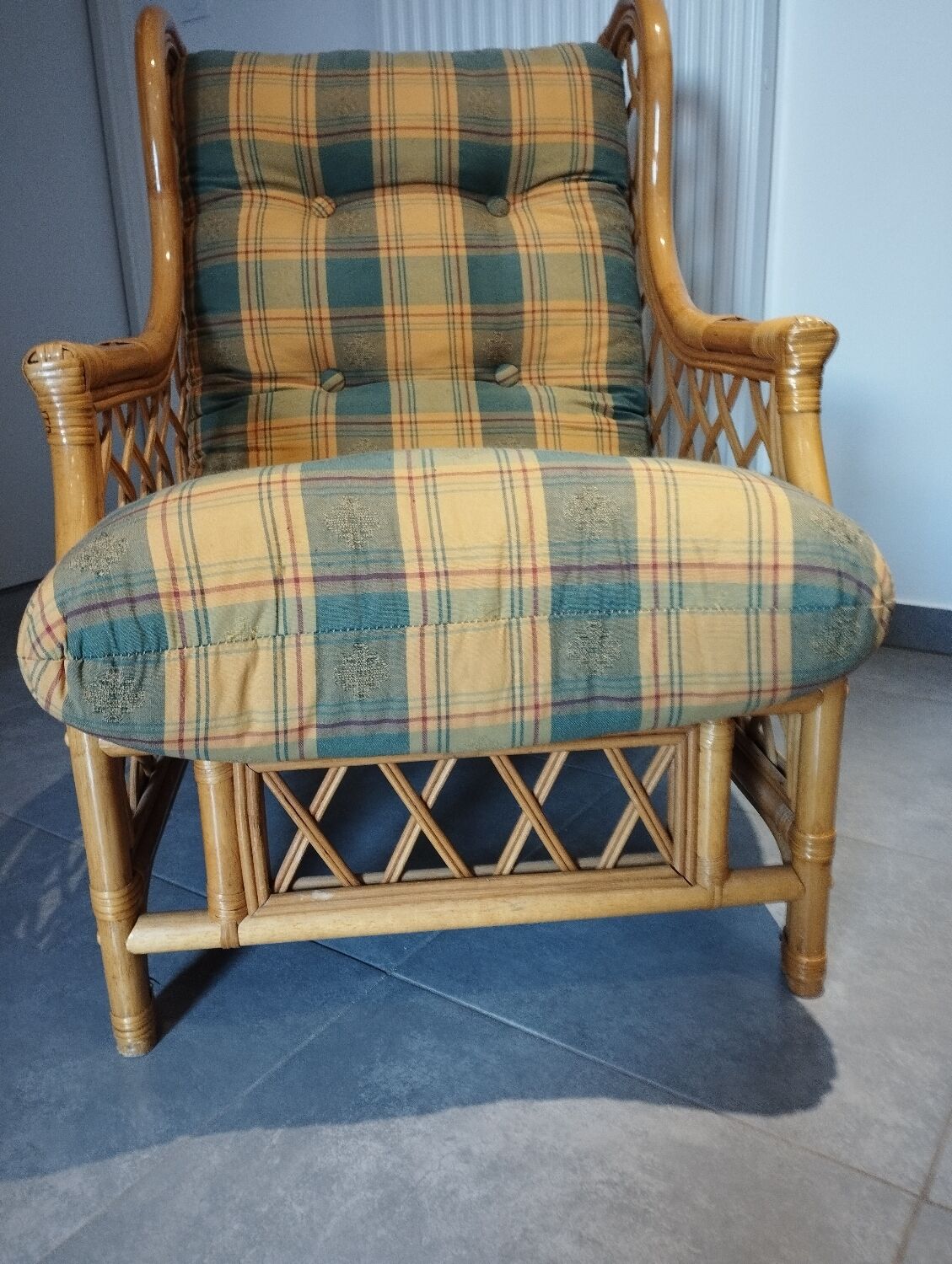 Vintage armchair in bamboo and rattan with a tartan pattern.