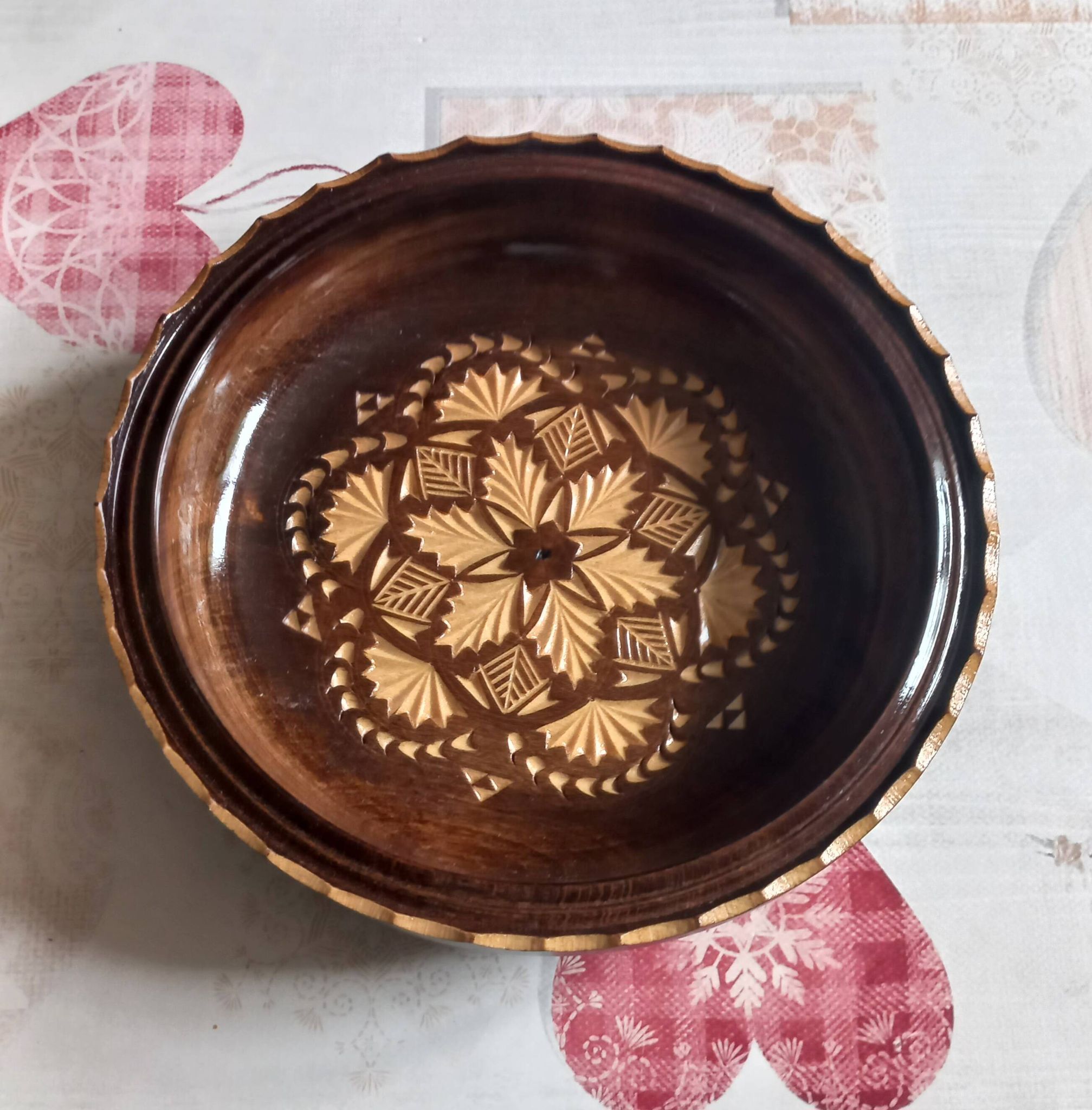 Assiette sculptée en bois