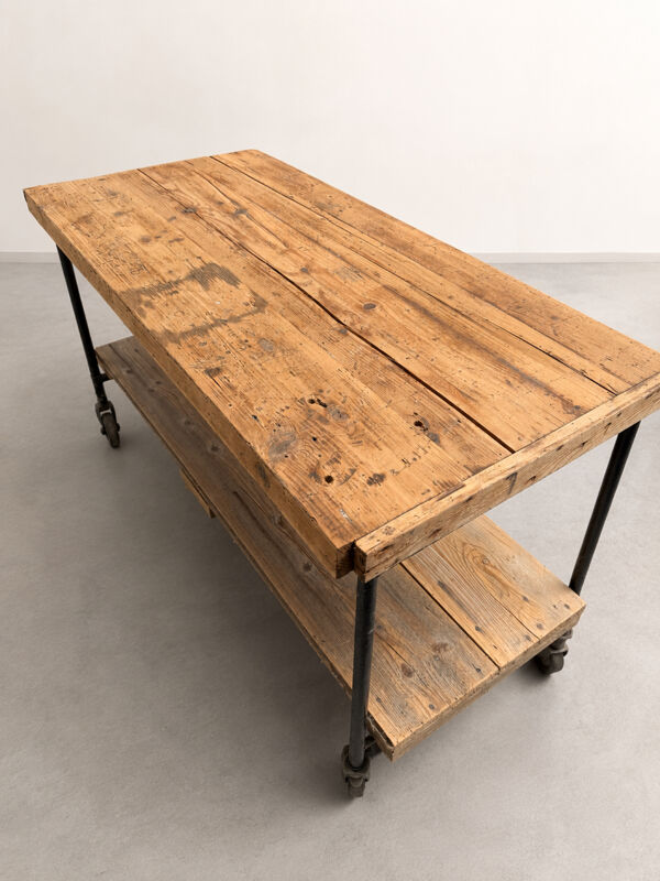 Établi / console industrielle en bois ancien à roulettes