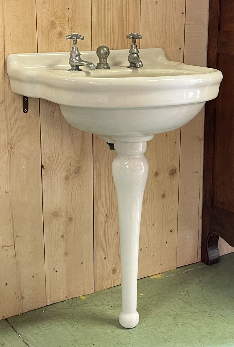 1930s standing washbasin