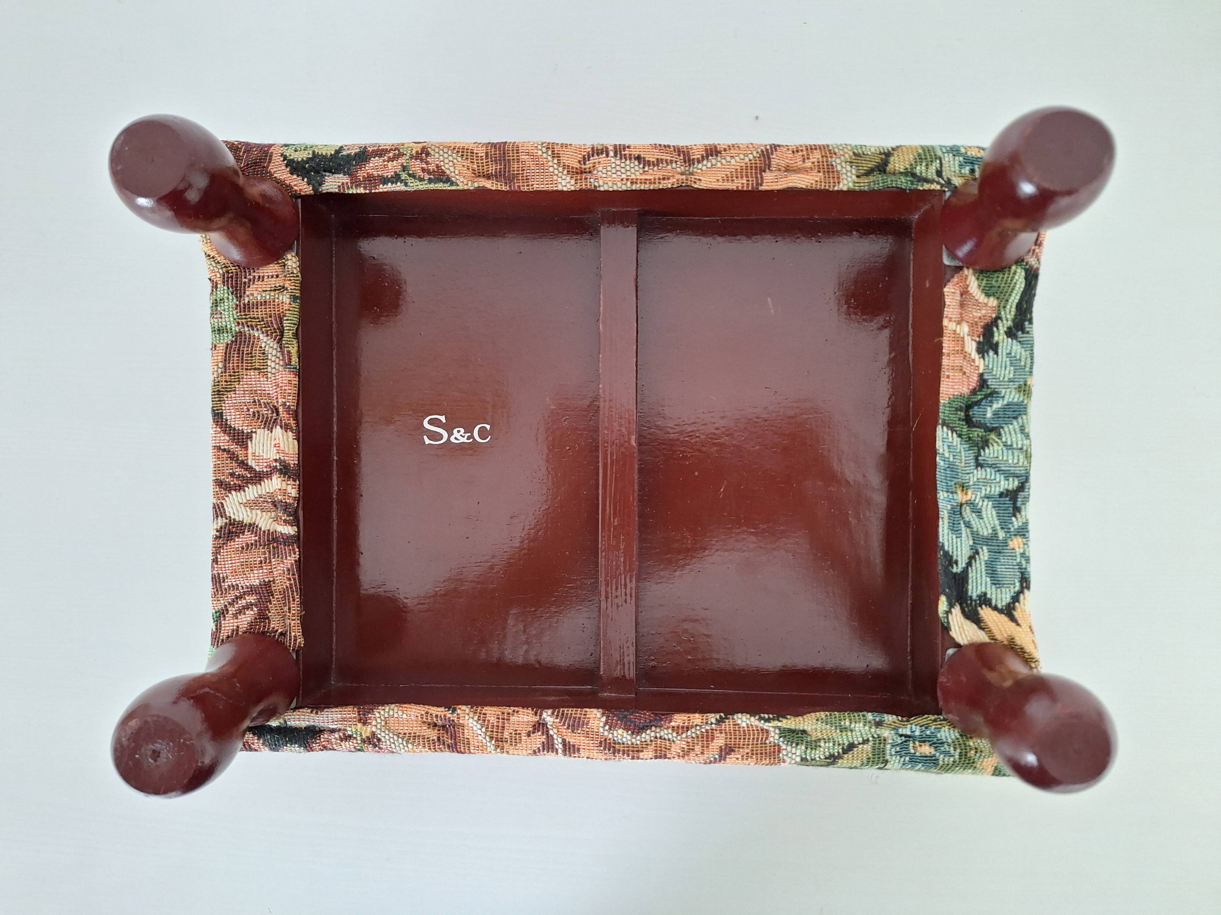Repose-pieds en tapisserie florale