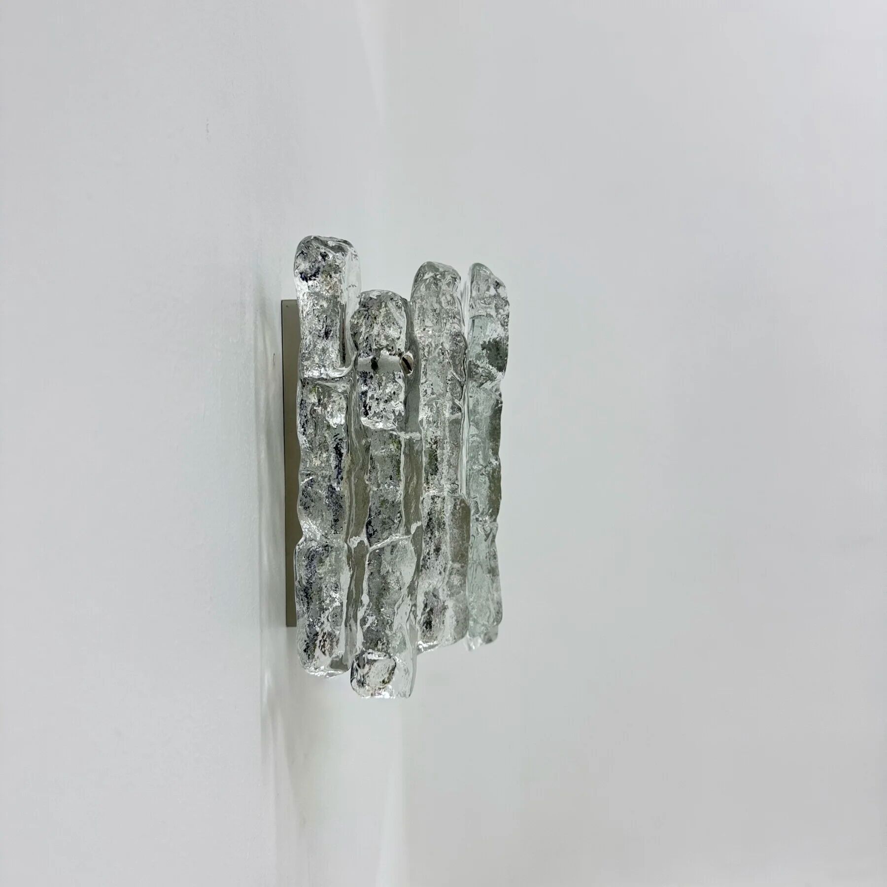 Paire de appliques murales en verre glacé et métal par J.T. Kalmar pour Kalmar, années 60.