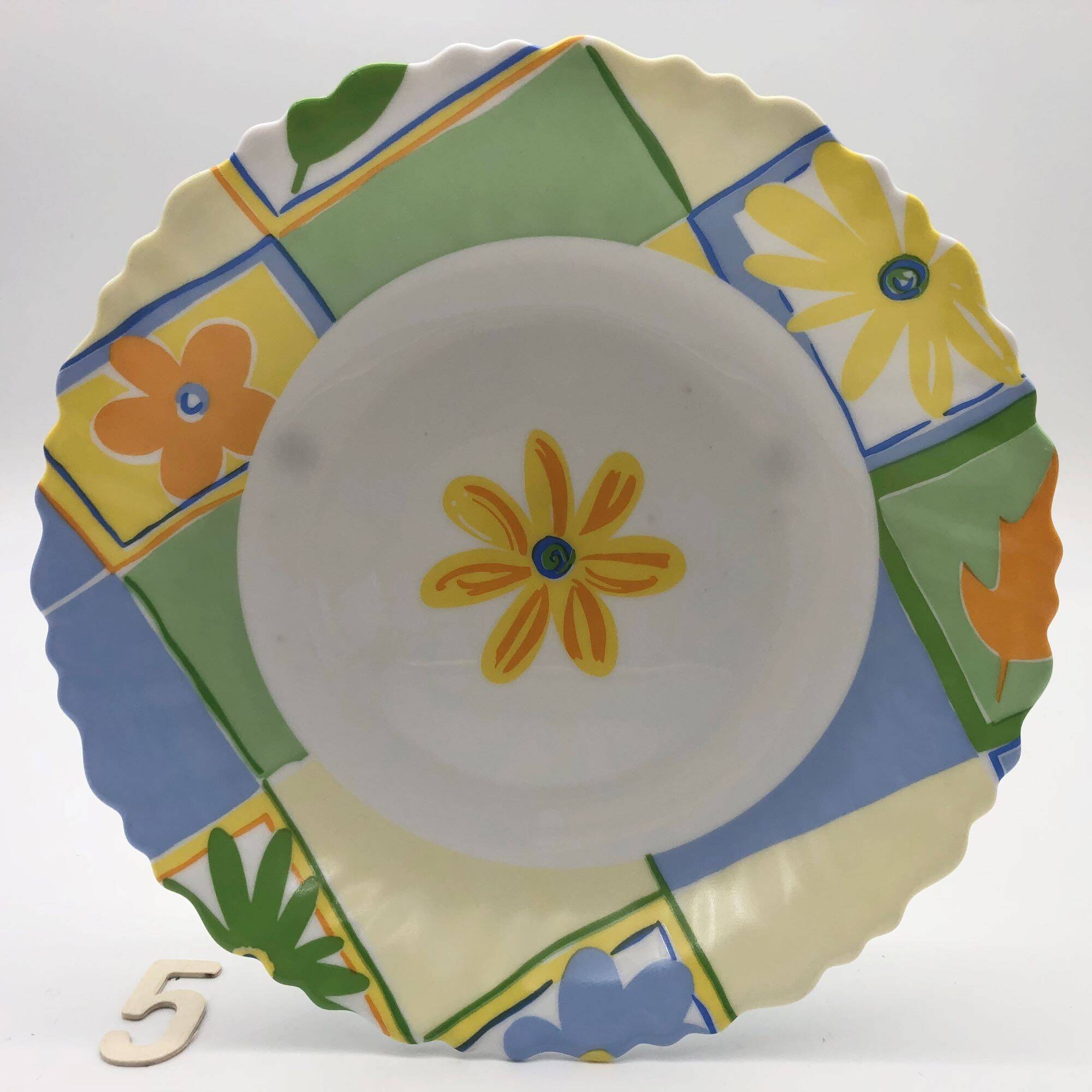 6 hollow plates "luminarc" with flower motifs.