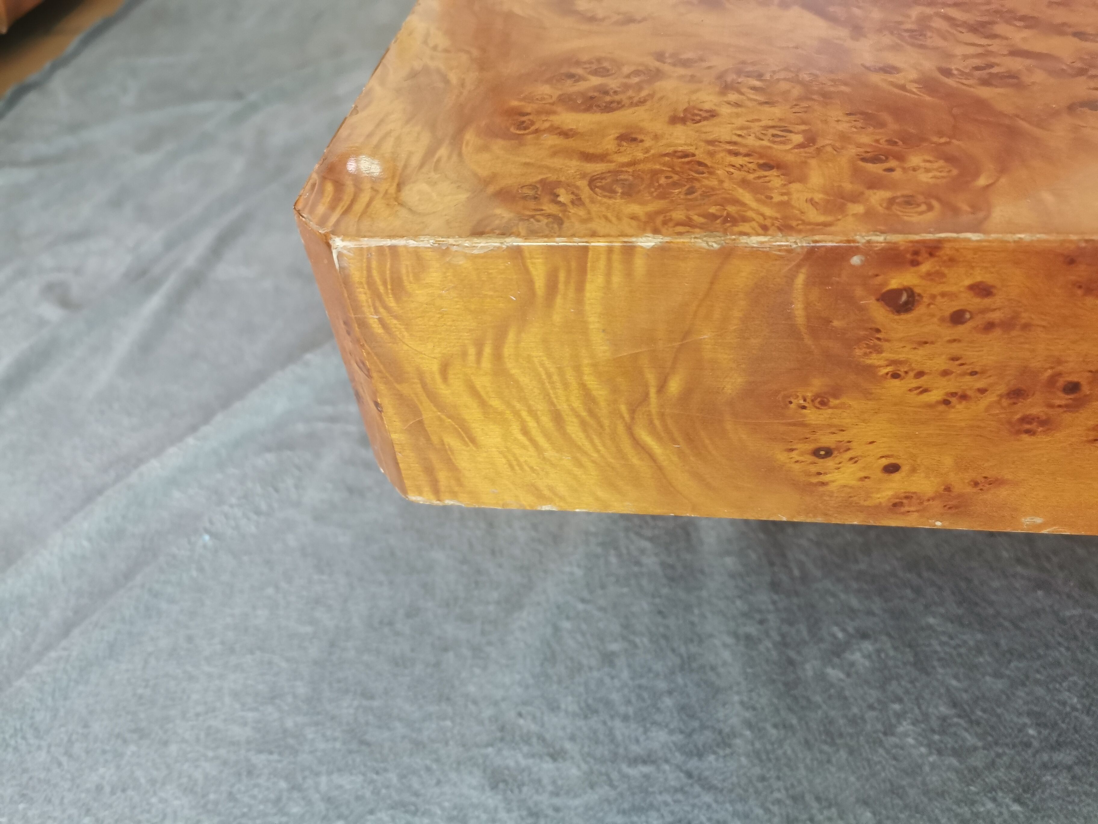 Table basse en loupe d'orme