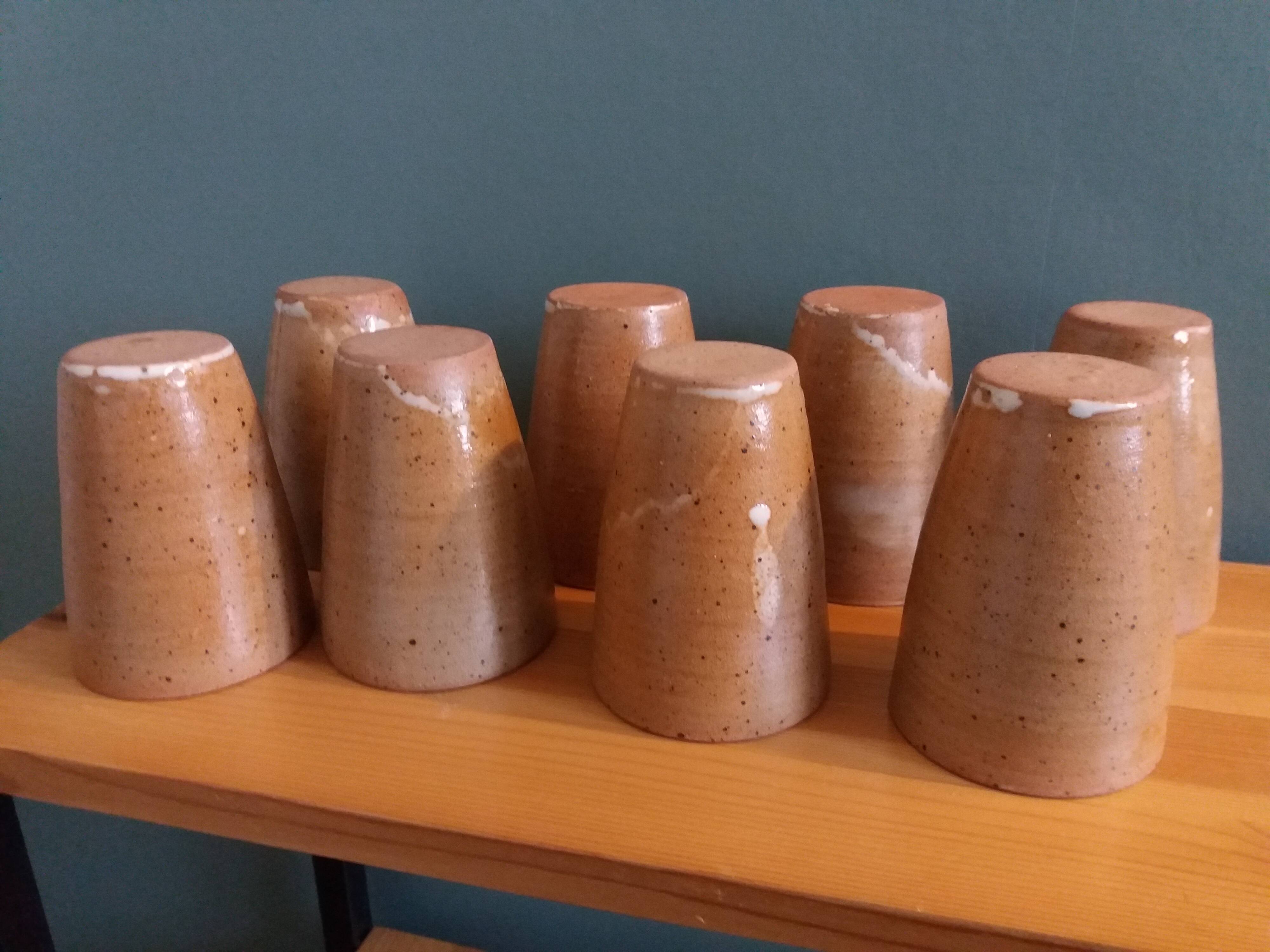 Ensemble de 8 tasses ou verres en grès tourné artisanal