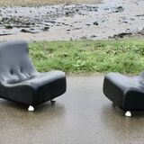 Paire de chauffeuses "space age". Simili-cuir noir. Circa 1970
