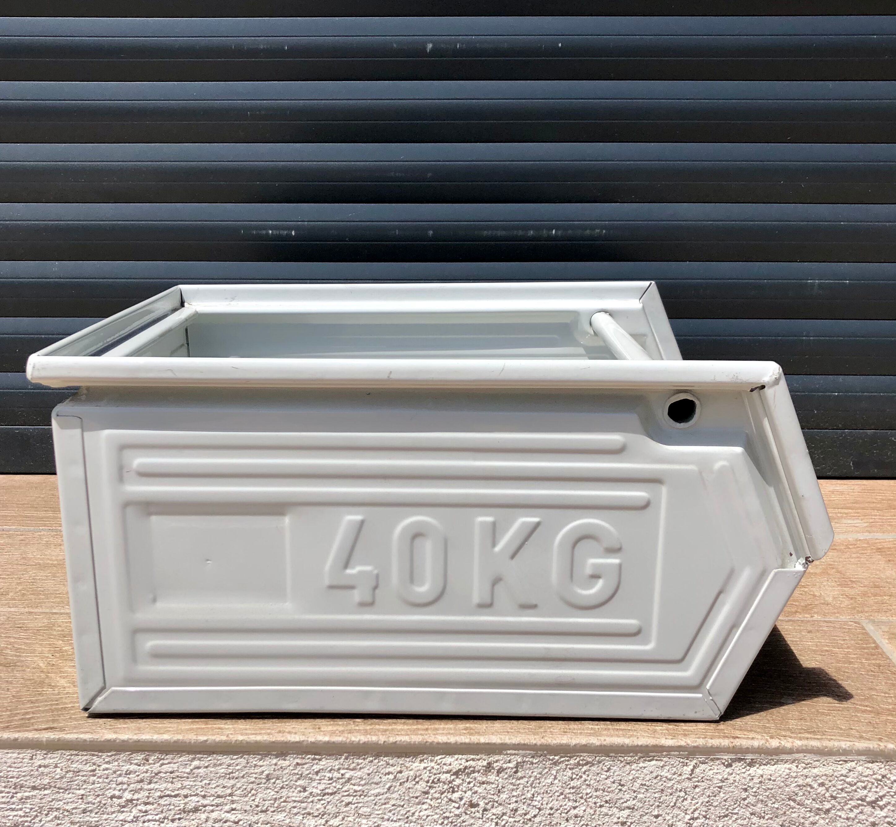 Industrial claw tray