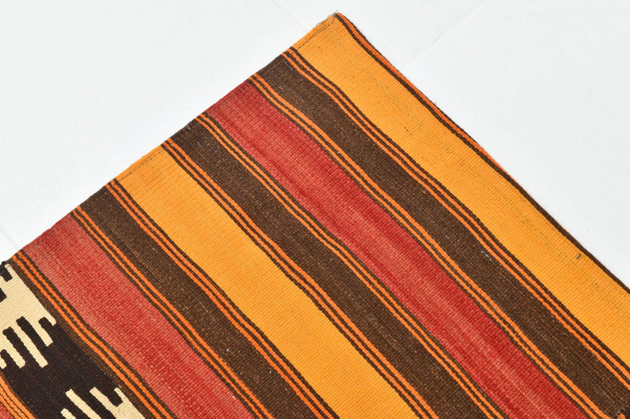 Tapis kilim ethnique turc rouge et orange, 173 x 225 cm