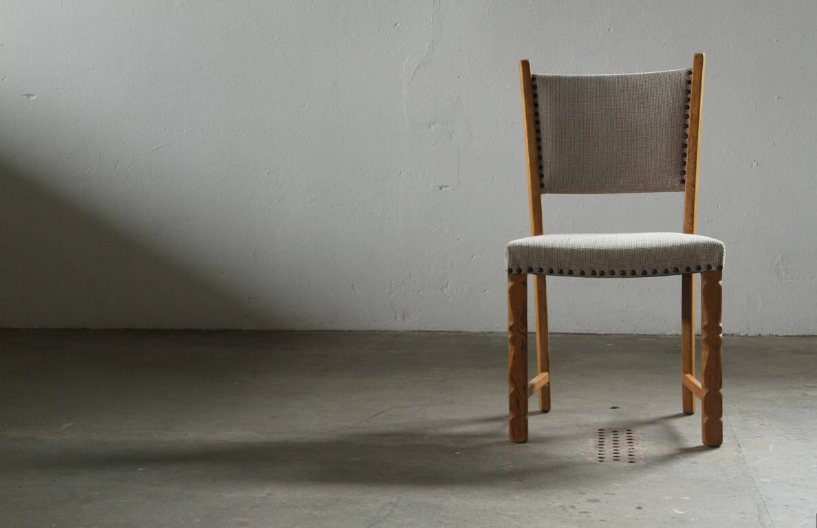 Ensemble de six chaises de salle à manger en chêne vintage danois, style Henning Kjærnulf, années 1960.