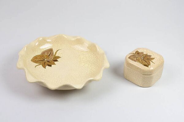 Coupe et boîte Longwy en émaux craquelés beige à décor doré