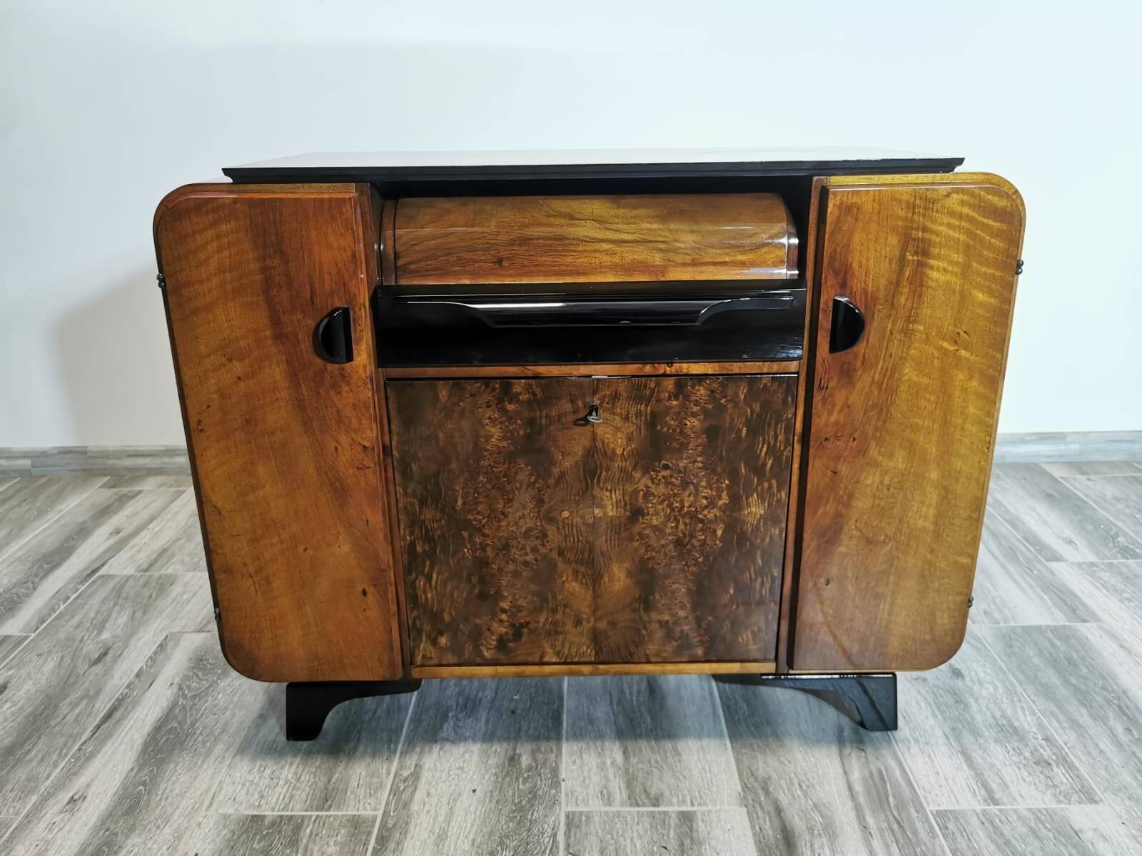 Armoire Gramophone par Jindrich Halabala