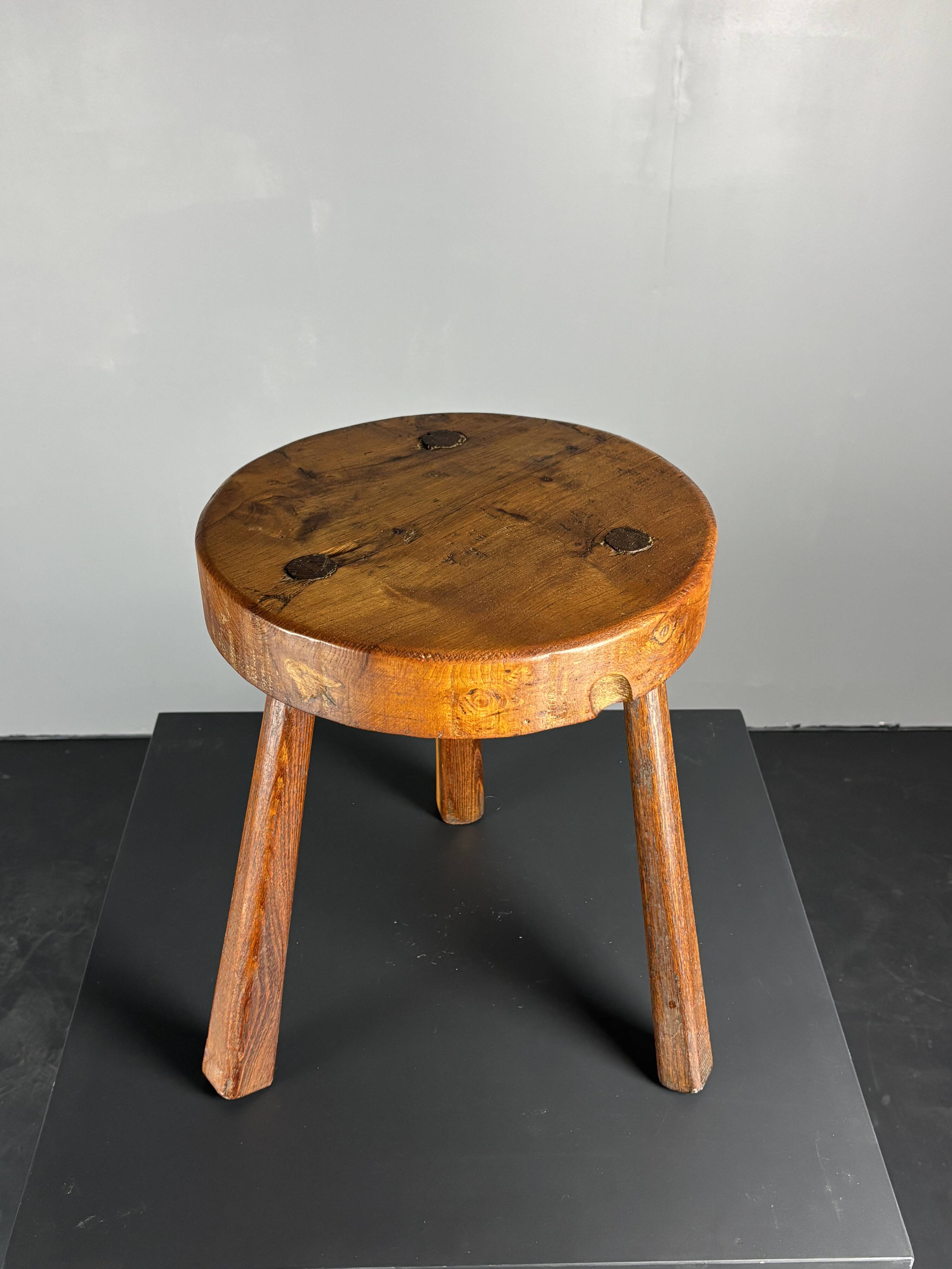 Tabouret de ferme rustique français massif de style brutaliste des années 1950