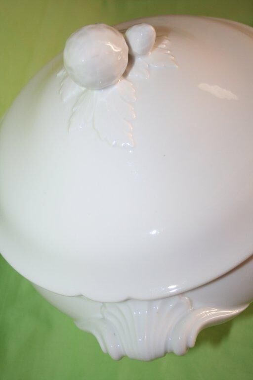 Large old 19 eme white porcelain tureen