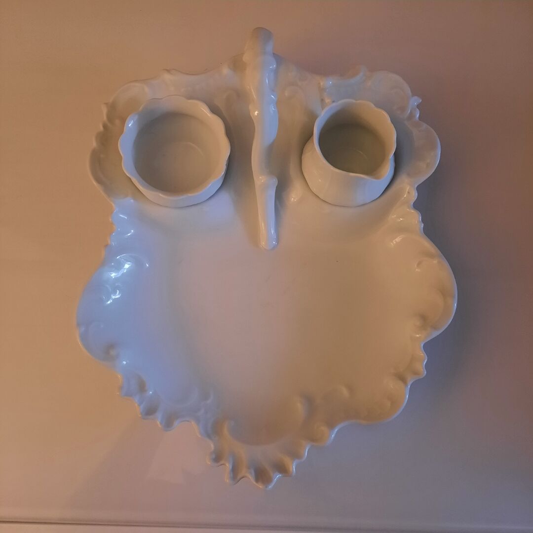 Elegant strawberry display Giraud Limoges 28 x 23 with its sugar bowl and jar of cream