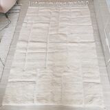 Tapis Berbère Béni Ouarain uni blanc à motifs lignes géométriques incrustés en laine