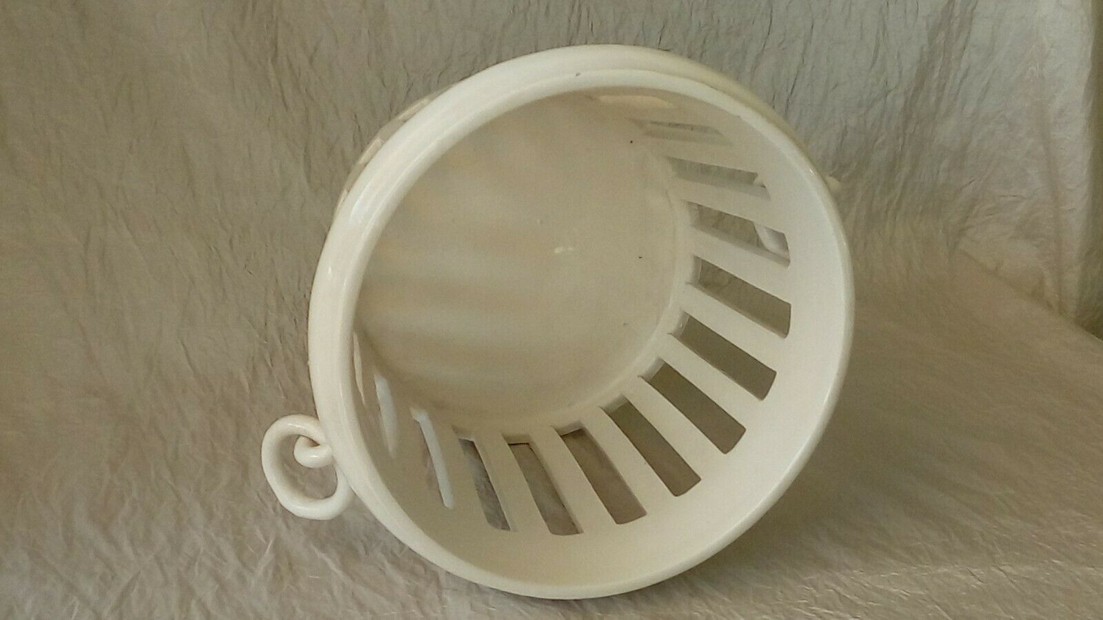 Openwork model faience pot cover