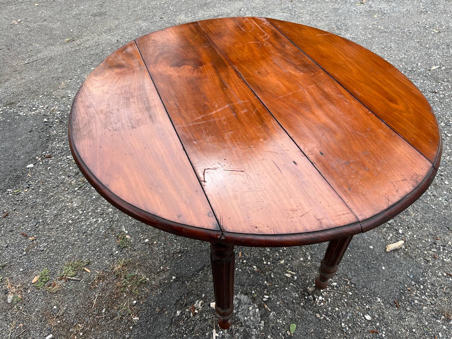 Antique round mahogany table, turned and fluted legs