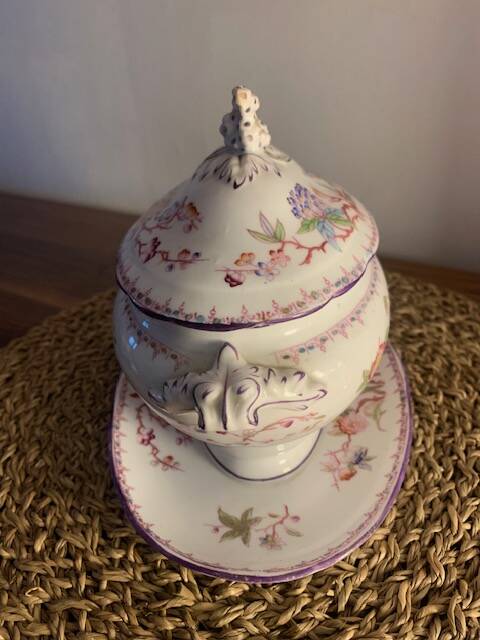 Sauce boat with lid in Sarreguemines earthenware 1860-1919