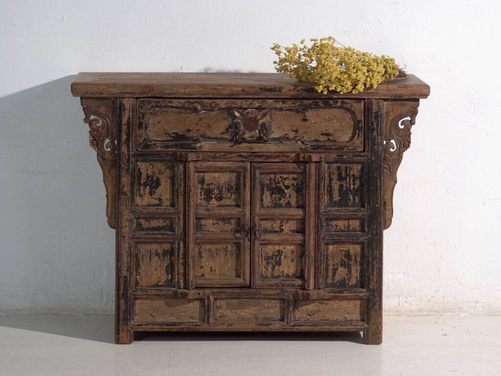 Buffet ancien en pin à panneaux sculptés – Chine, vers 1900