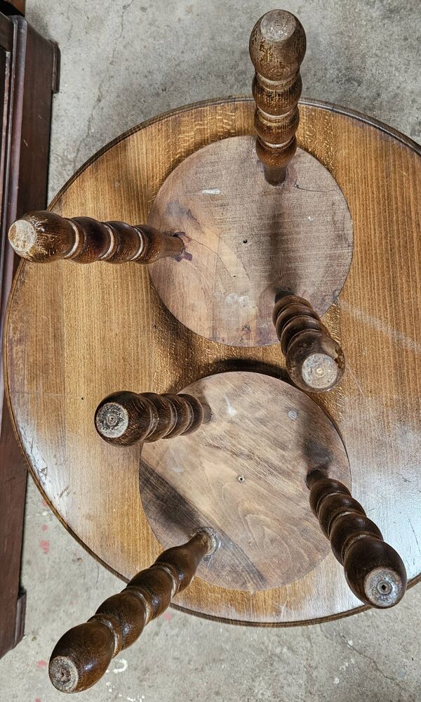 Table basse ronde et 2 tabourets tripodes