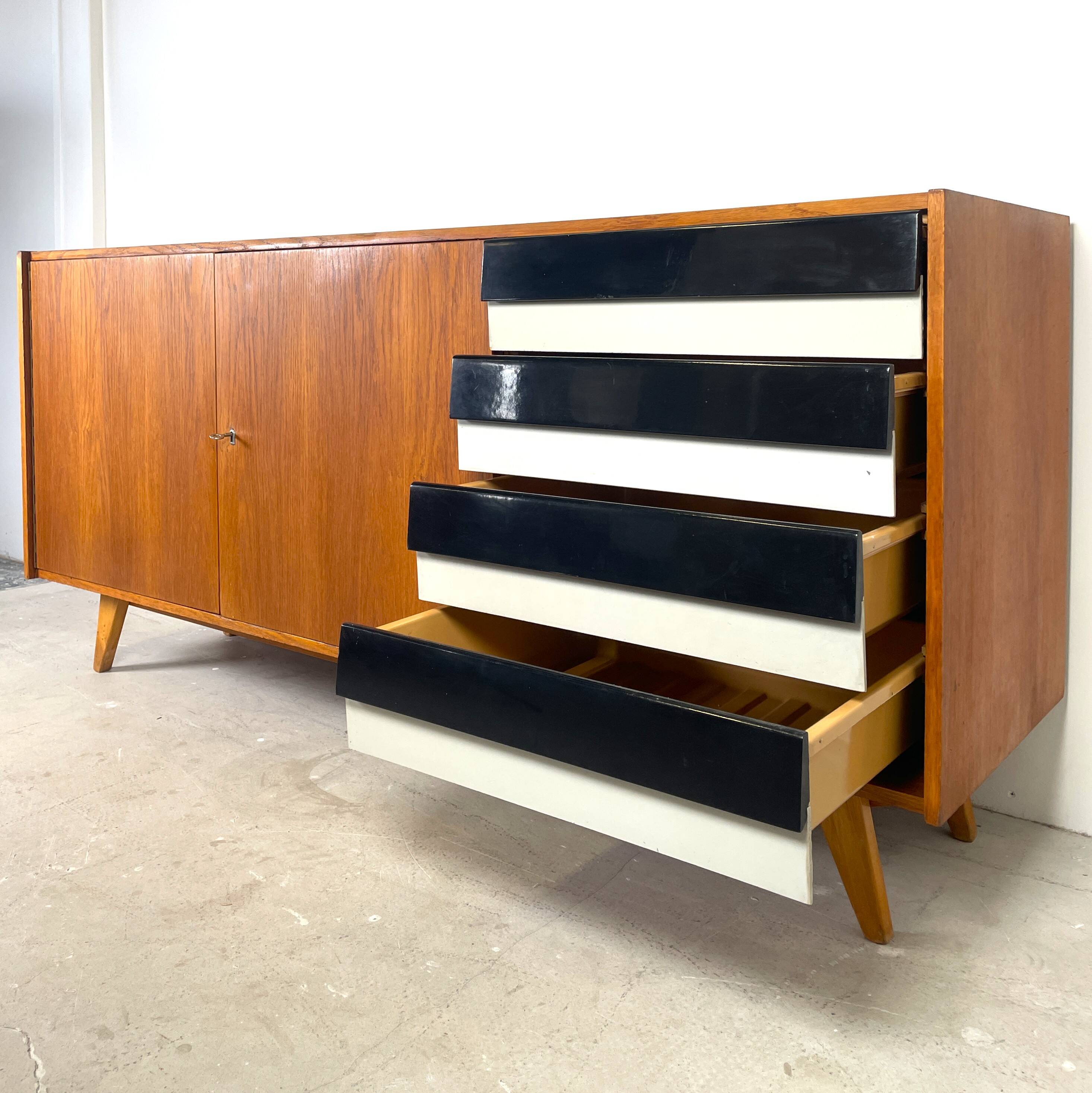 U460 sideboard with black/white drawers, Jiří Jiroutek